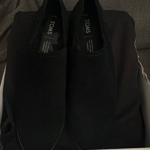 A cute slight heel moment. It’s a 10 in women, Toms’ shoe brand, in black